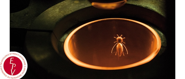 Verre en fusion dans moule Abeille - Logo EPV