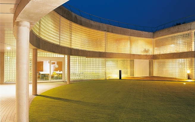 Ecole de foot du RCStrasbourg, panneaux de briques de verre