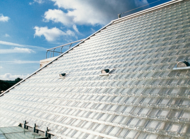 LA-ROCHERE-Tuiles-de-verre-Fondation-Cognac-Jay-Rueil-Malmaison-par-Jean-Nouvel