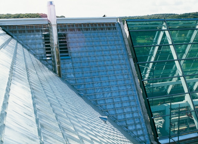 LA-ROCHERE-Tuiles-de-verre-Fondation-Cognac-Jay-Rueil-Malmaison-par-Jean-Nouvel