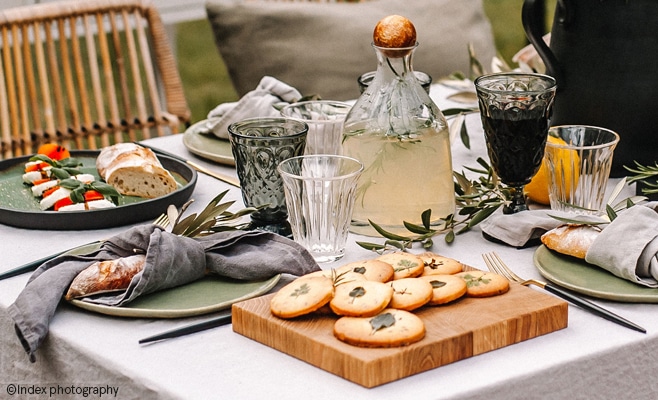 Table d'été avec la tasse Zinc